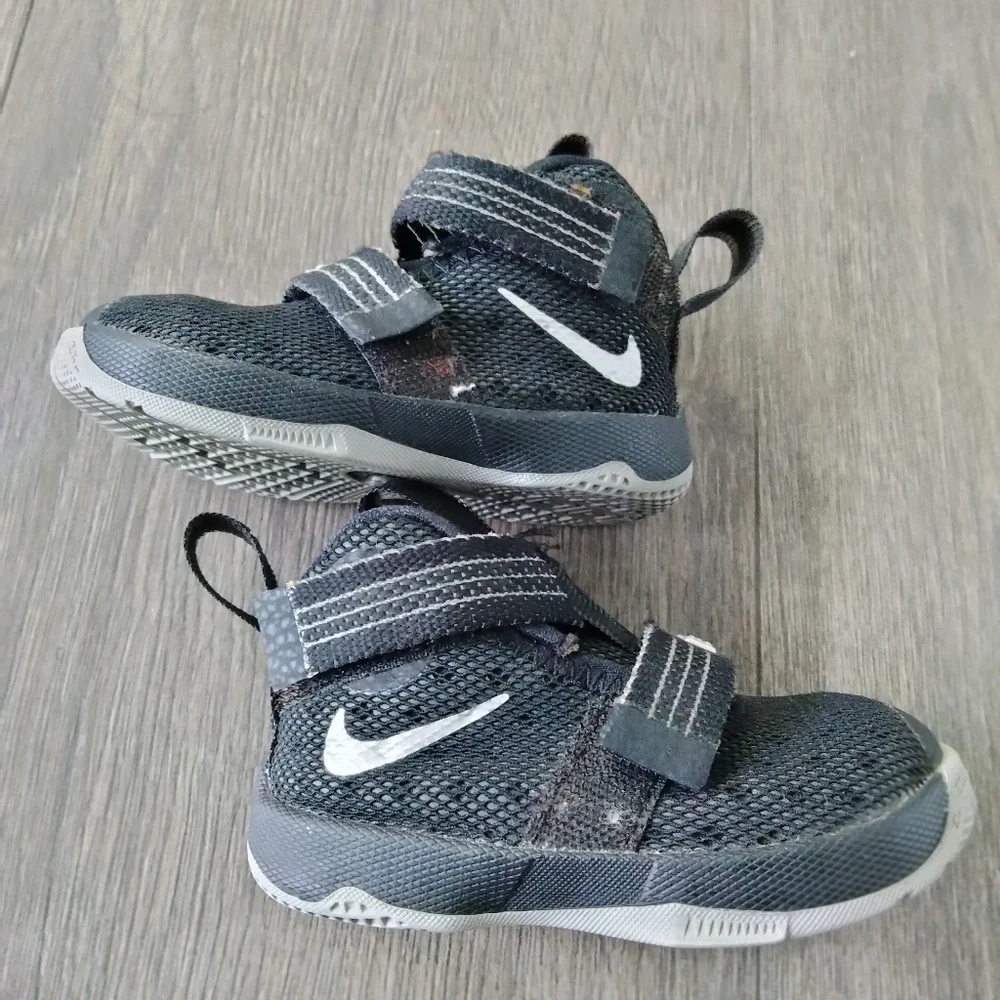 Nike lebron soldier